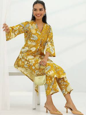 women floral printed regular kurta with trousers 1
