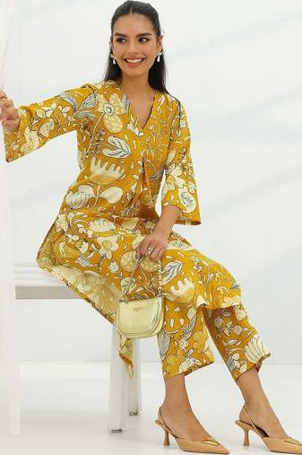 women floral printed regular kurta with trousers