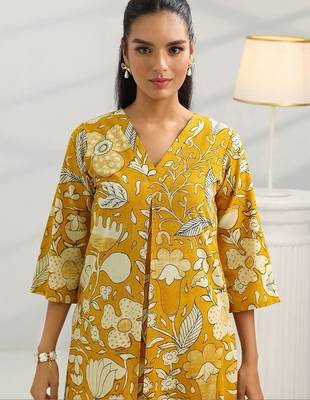 women floral printed regular kurta with trousers 2
