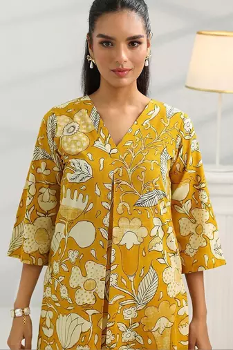 women floral printed regular kurta with trousers