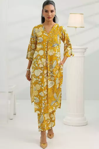 women floral printed regular kurta with trousers