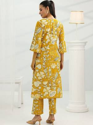 women floral printed regular kurta with trousers 5