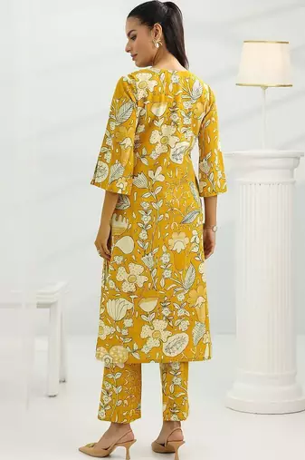 women floral printed regular kurta with trousers