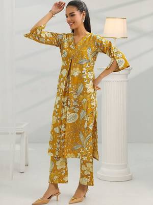 women floral printed regular kurta with trousers 6