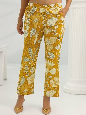 women floral printed regular kurta with trousers 7