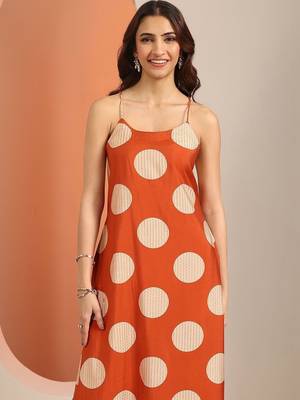 women printed regular kurta with trousers 3