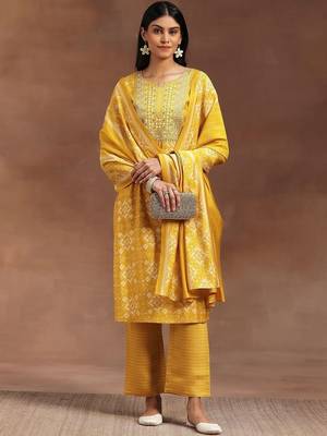 women ethnic motifs printed regular mirror work kurta with trousers & with dupatta 5