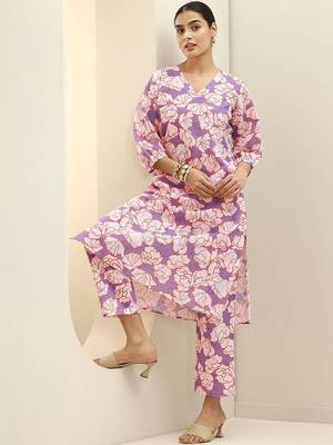women floral printed regular kurta with trousers 1