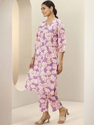 women floral printed regular kurta with trousers 4