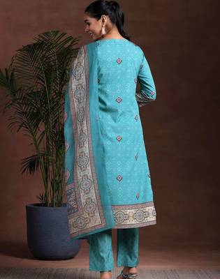 women ethnic motifs printed regular kurta with trousers & with dupatta 5