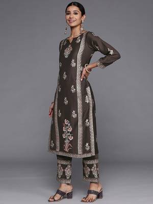 women ethnic motifs embroidered regular thread work kurta with trousers & with dupatta 5