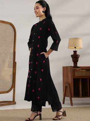 women printed regular kurta with trousers 2