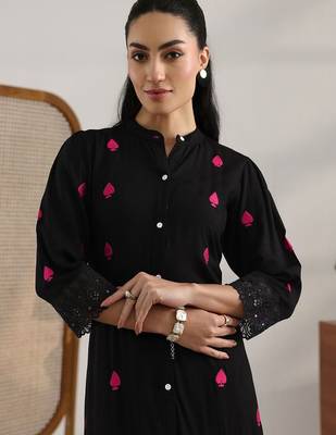 women printed regular kurta with trousers 3