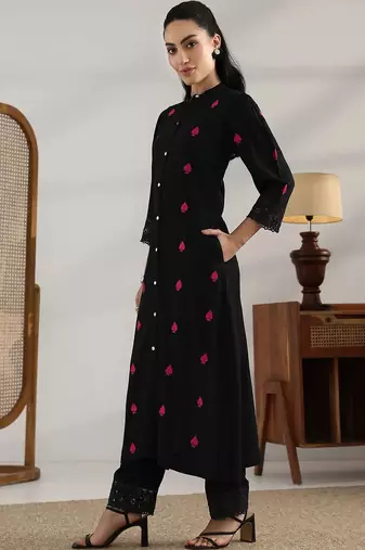 women printed regular kurta with trousers