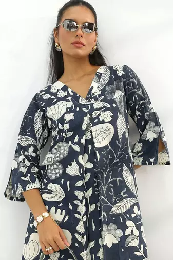 women floral printed regular kurta with trousers