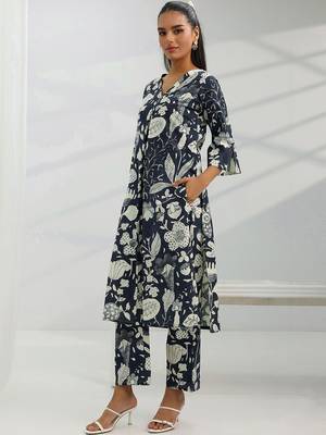 women floral printed regular kurta with trousers 4