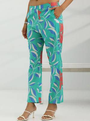 women floral printed regular kurta with trousers 7