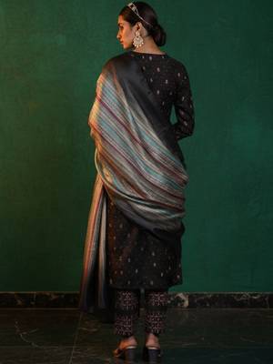 women ethnic motifs printed regular kurta with trousers & with dupatta 4