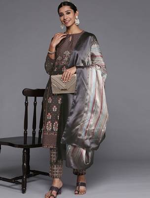 women ethnic motifs printed regular kurta with trousers & with dupatta 6