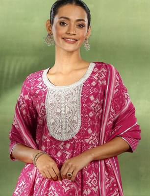 women ethnic motifs printed regular thread work kurta with patiala & with dupatta 5