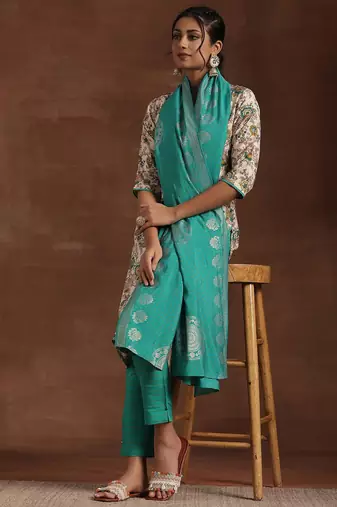 women floral printed regular kurta with trousers & with dupatta