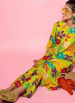 women floral printed regular kurta with trousers 2