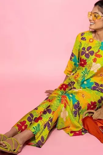 women floral printed regular kurta with trousers