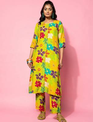 women floral printed regular kurta with trousers 3