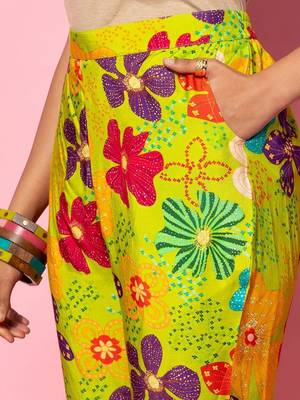 women floral printed regular kurta with trousers 4