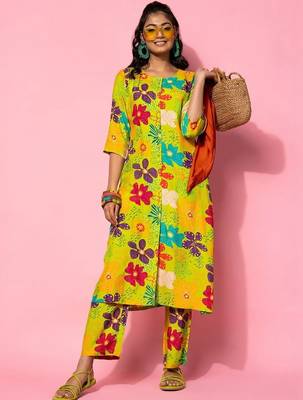 women floral printed regular kurta with trousers 5