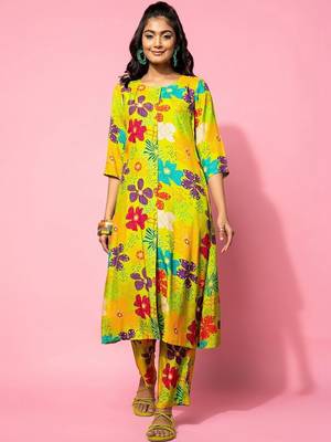 women floral printed regular kurta with trousers 6