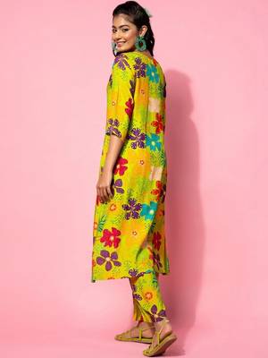 women floral printed regular kurta with trousers 7