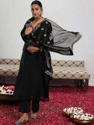 women ethnic motifs embroidered regular thread work kurta with trousers & with dupatta 2