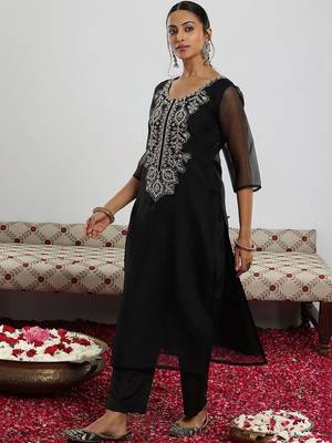 women ethnic motifs embroidered regular thread work kurta with trousers & with dupatta 5