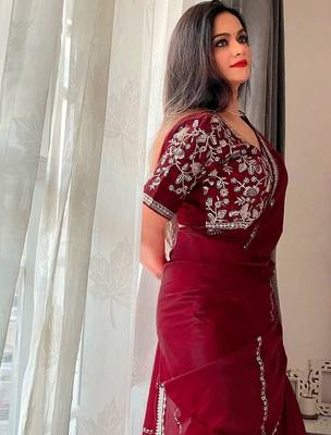 Maroon embellished embroidered organza saree 4
