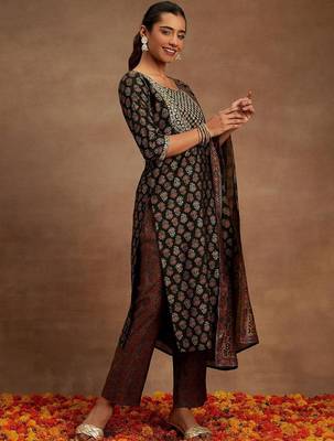 women ethnic motifs printed regular thread work kurta with trousers & with dupatta 2