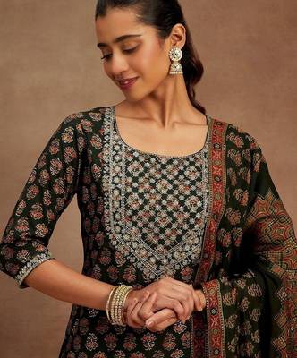 women ethnic motifs printed regular thread work kurta with trousers & with dupatta 6