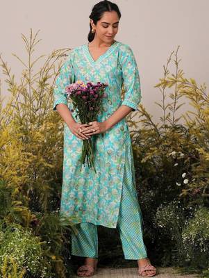 women ethnic motifs printed regular kurta with trousers 5