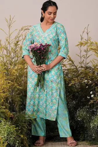 women ethnic motifs printed regular kurta with trousers