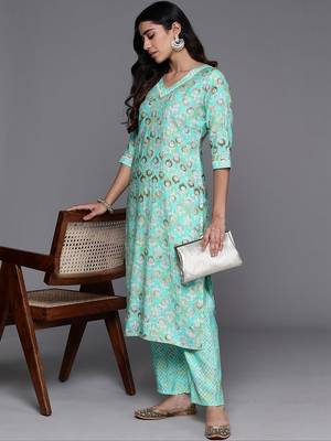 women ethnic motifs printed regular kurta with trousers 6