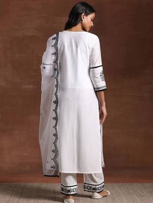 women ethnic motifs embroidered regular thread work kurta with trousers & with dupatta 4