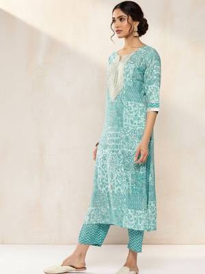 women ethnic motifs printed regular thread work kurta with trousers & with dupatta 3