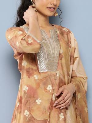 women ethnic motifs printed regular sequinned kurta with trousers & with dupatta 4