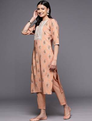 women paisley printed regular thread work kurta with trousers & with dupatta 2