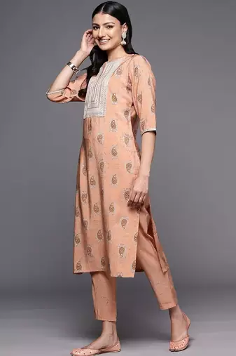 women paisley printed regular thread work kurta with trousers & with dupatta