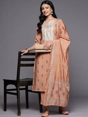 women paisley printed regular thread work kurta with trousers & with dupatta 3