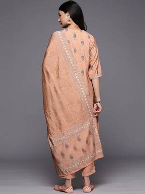women paisley printed regular thread work kurta with trousers & with dupatta 6