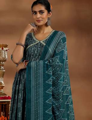 women ethnic motifs printed angrakha thread work kurta with trousers & with dupatta 2