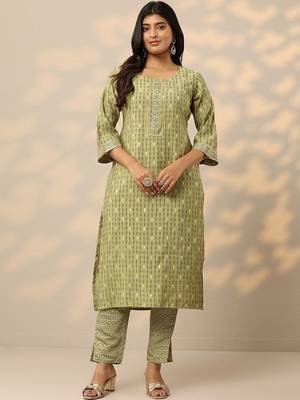 women printed regular thread work kurta with trousers 1