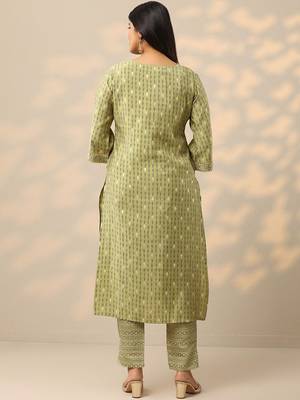 women printed regular thread work kurta with trousers 4